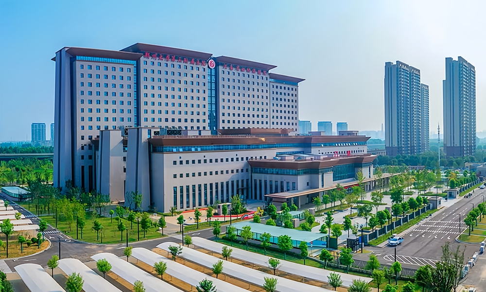 近期，中國建筑一批重點項目竣工。由中國建筑旗下中建一局承建的鄭州大學第三附屬醫院，是鄭州市重大工程，項目位于河南省鄭州市，總建筑面積約13.5萬平方米，設計床位1000張，涵蓋婦科、產科、乳腺甲狀腺外科、兒童康復科、新生兒科等多個病區，項目將打造國家婦產區域醫療中心，為項目周邊群眾提供全方位、全周期的健康服務。