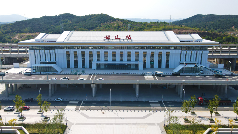 由中國建筑旗下中建八局承建的山東省新建濰坊至煙臺鐵路站房及相關工程，是國家“八縱八橫”高鐵主通道中沿海高鐵通道的重要組成部分，項目涵蓋濰煙高鐵全線5座新建站房分別為灰埠站、萊州站招遠站、煙臺西站、福山站以及2座改造站房分別為龍口市站、蓬萊市站，項目的通車結束了煙臺龍口、招遠、萊州等經濟百強縣不通高鐵的歷史，標志著煙臺市進入全域高鐵時代。