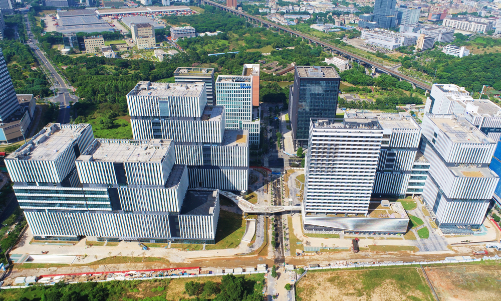 由中國建筑旗下中建科技承建的深港生物醫藥產業園設計采購施工總承包（EPC）項目，是裝配式混凝土結構廠房，項目位于廣東省深圳市，總建筑面積24.13萬平方米，包括3棟廠房和1棟配套商業、食堂、宿舍綜合樓，項目投用后將成為集基礎研發、成果轉化、臨床應用、高端制造于一體的生物醫藥產業標桿園區，助力深圳坪山打造生物醫藥產業名片。