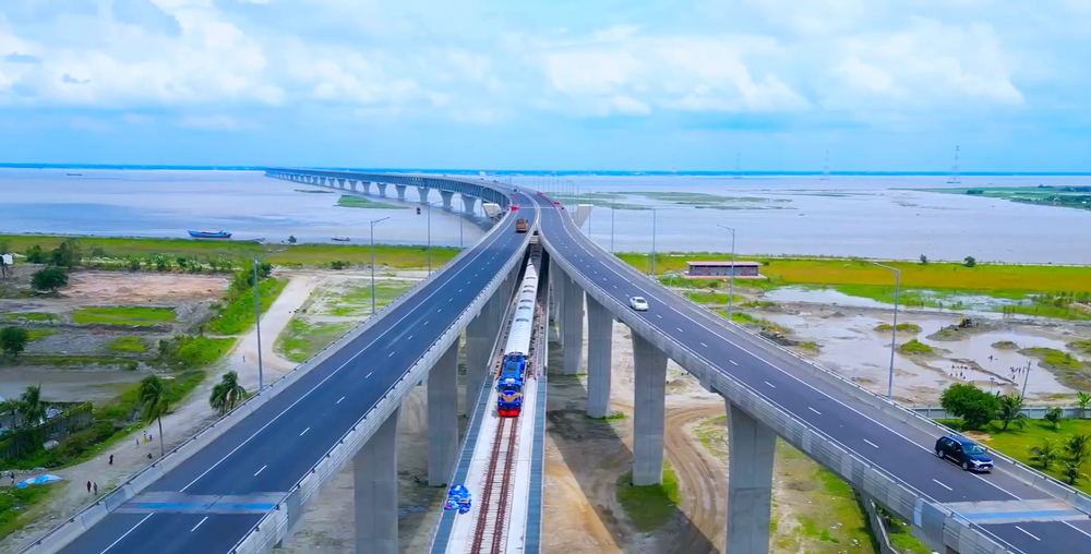 當(dāng)?shù)貢r(shí)間12月24日，由中國中鐵承建，中鐵一局、中鐵四局、中鐵北京局、中鐵大橋局、中鐵工業(yè)、中鐵二院參建的孟加拉國帕德瑪大橋鐵路連接線項(xiàng)目全線正式開通運(yùn)營儀式在達(dá)卡隆重舉行。