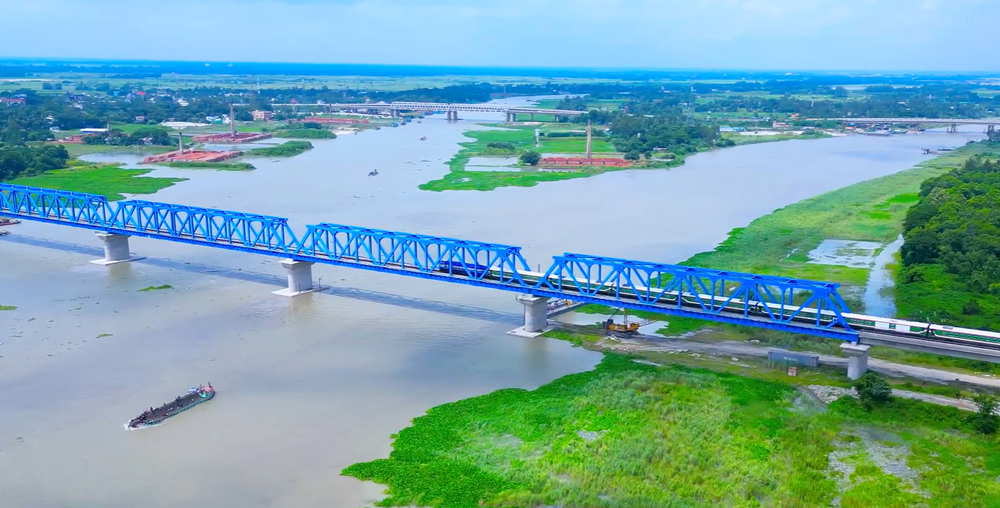 帕德瑪大橋鐵路連接線全長約170公里，起于孟加拉國首都達(dá)卡，經(jīng)帕德瑪大橋，向西南延伸到杰索爾，為客貨兩用鐵路，設(shè)計(jì)時(shí)速120公里。項(xiàng)目分三段建設(shè)，分別為首都達(dá)卡到馬瓦段、馬瓦到邦嘎段、邦嘎到杰索爾段。