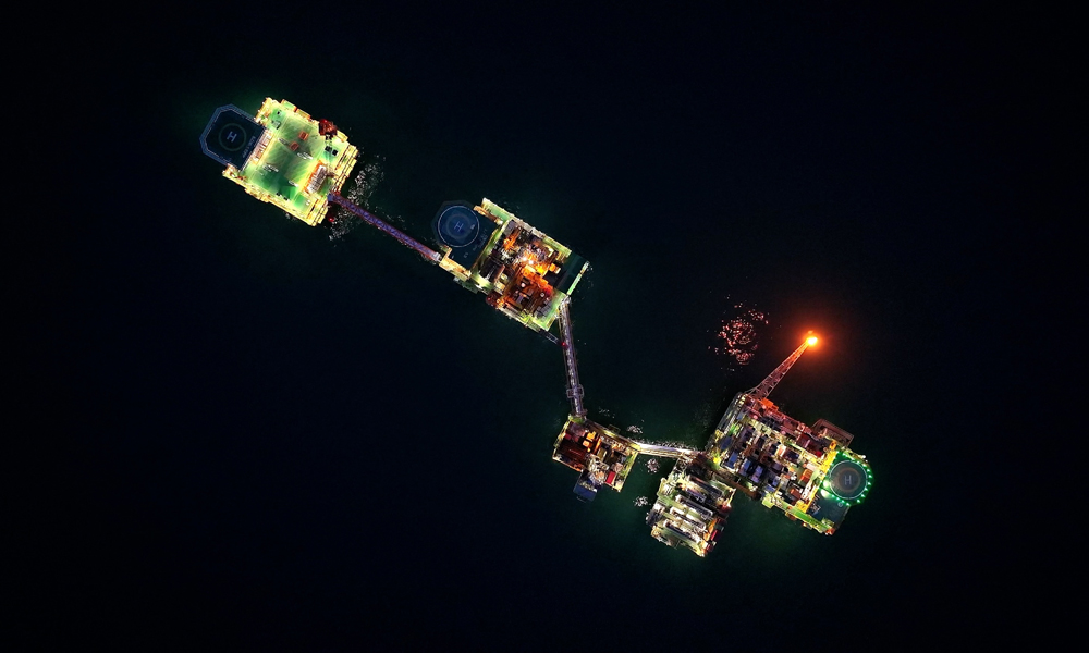 綏中36-1油田CEP所轄平臺(tái)中CEP/EDP/WHPD/WHPM/EDP通過棧橋連接，呈“五星連珠”之勢(shì)，從空中俯瞰，形似“北斗”，搖光夜明。