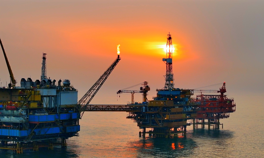 當(dāng)前，正值夏季炎熱天氣，海上平臺(tái)施工繁忙。綏中36-1油田CEP平臺(tái)多措并舉保供電：優(yōu)化電網(wǎng)結(jié)構(gòu)，通過升級(jí)老舊的電網(wǎng)設(shè)施，提高電網(wǎng)傳輸能力和可靠性；進(jìn)行需求側(cè)管理，通過需求響應(yīng)，在電網(wǎng)負(fù)荷高峰時(shí)段減少用電，或在負(fù)荷低谷時(shí)段增加用電，實(shí)現(xiàn)“削峰填谷”；此外，還開展節(jié)能技術(shù)應(yīng)用，利用智能電網(wǎng)技術(shù)實(shí)現(xiàn)電網(wǎng)的實(shí)時(shí)監(jiān)控和優(yōu)化控制，提高電網(wǎng)運(yùn)行效率，確保實(shí)現(xiàn)高質(zhì)量迎峰度夏。