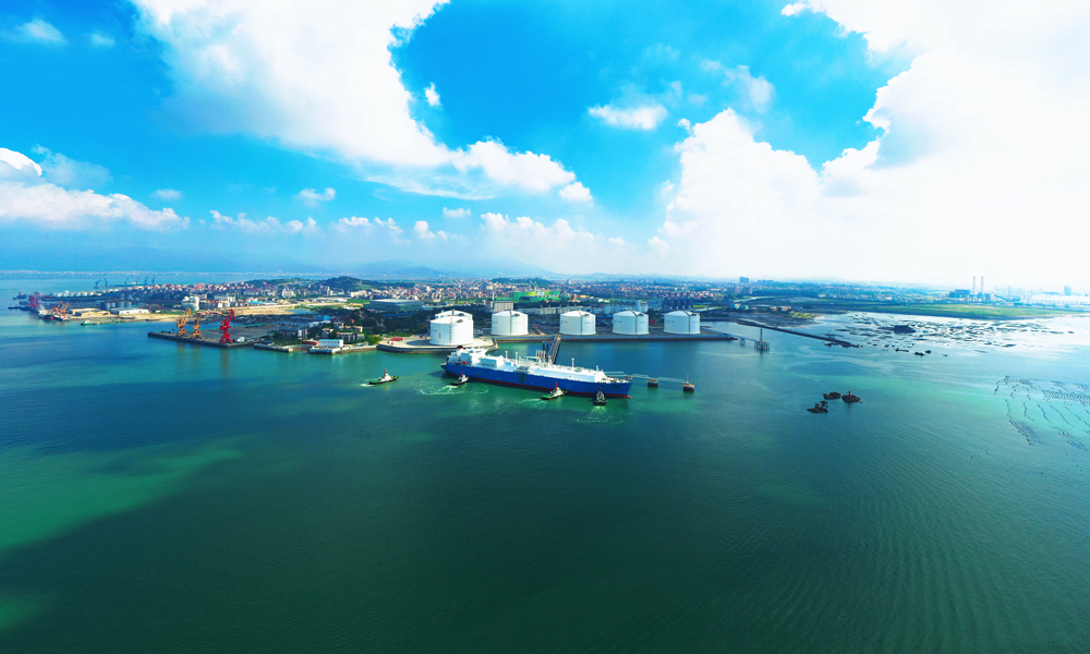 8月6日10時，巴拿馬籍運輸船“丹古爪哇”輪在中國海油湄洲灣“綠能港”接收站碼頭完成卸貨作業(yè)后順利離泊。入夏以來，福建地區(qū)遭遇暴雨、高溫、臺風(fēng)等惡劣天氣，中國海油湄洲灣“綠能港”提前籌措LNG（液化天然氣）資源，加強設(shè)備設(shè)施日常巡檢維護和隱患排查治理，強化人員值班值守，提升內(nèi)部聯(lián)動和產(chǎn)業(yè)鏈協(xié)同，保持天然氣外輸穩(wěn)定供應(yīng)，7月9日-7月17日，9天內(nèi)連續(xù)接卸4艘LNG船，創(chuàng)造今年來連續(xù)卸船新紀(jì)錄。