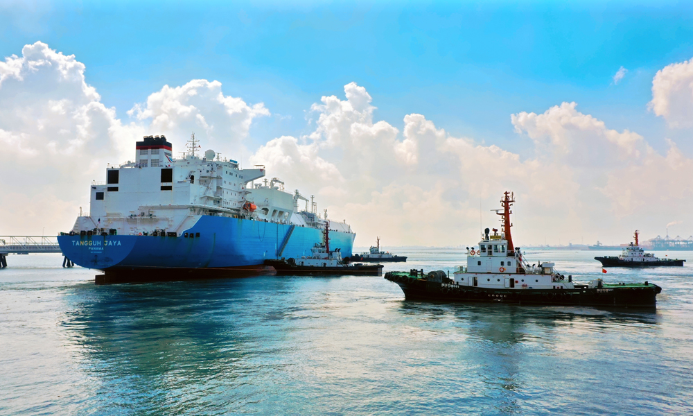 據(jù)統(tǒng)計，今年6月至今，中國海油湄洲灣“綠能港”共完成11艘LNG船接卸，卸貨量超65萬噸，外輸天然氣超10億方，為福建省“迎峰度夏”供氣保電工作提供有力保障。圖為巴拿馬籍運輸船“丹古爪哇” 輪在中國海油湄洲灣“綠能港”接收站碼頭卸貨作業(yè)現(xiàn)場。