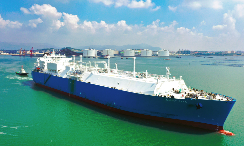 巴拿馬籍運輸船“丹古爪哇” 輪在中國海油湄洲灣“綠能港”接收站碼頭卸貨作業(yè)現(xiàn)場。