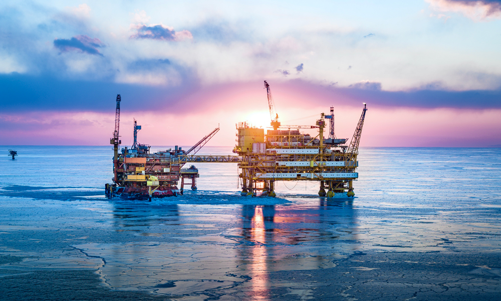 近日，受強寒潮影響，渤海遼東灣海域最低氣溫已達到零下16攝氏度，出現(xiàn)嚴重冰情，海上浮冰短時間積聚蔓延、面積增大，在影響海上航行安全的同時，也對海上的油氣生產(chǎn)造成影響。遼東灣區(qū)域的各海上平臺嚴陣以待，確保生產(chǎn)平穩(wěn)運行。