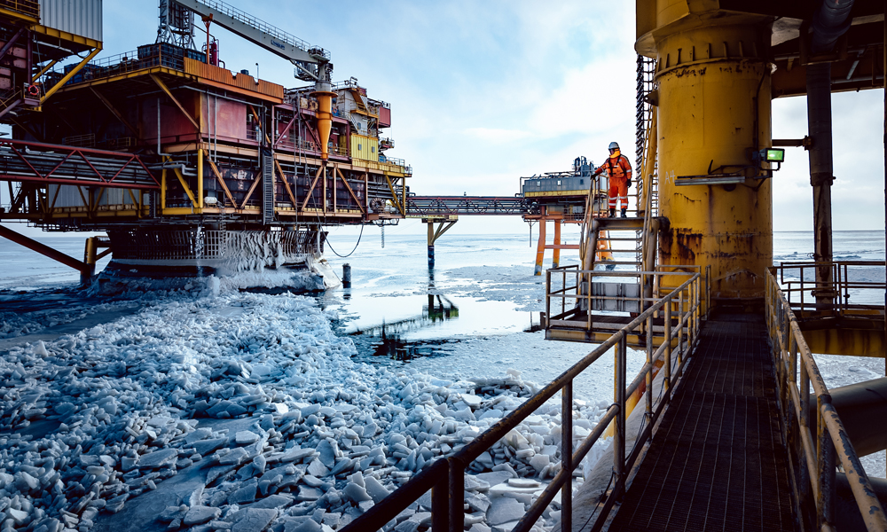 我國海上最北的油氣田——中國海油錦州9-3油田海域海冰最大厚度達到了20厘米，平臺樁腿及導管架周圍的重疊冰層甚至達到了40厘米。同時，流動的海冰對平臺產(chǎn)生巨大的沖擊，對平臺的主體結(jié)構(gòu)構(gòu)成巨大威脅，破壞性極大。