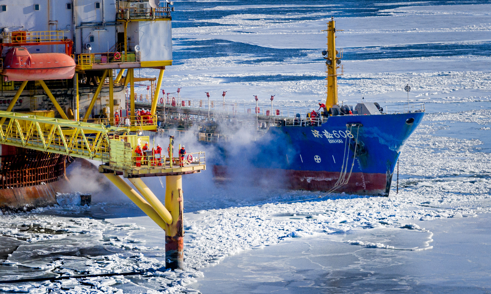 中國海油錦州9-3油田結(jié)合冰情，提前做好防凍物資儲備和破冰船調(diào)動，兩條破冰船24小時值守并實施破冰作業(yè)，減小海冰沖擊對平臺的影響，保障平臺生產(chǎn)平穩(wěn)運行。
