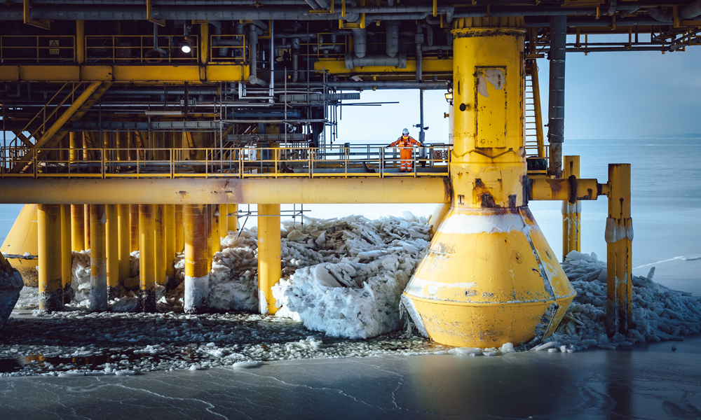 中國海油工作人員巡檢錦州9-3油田。