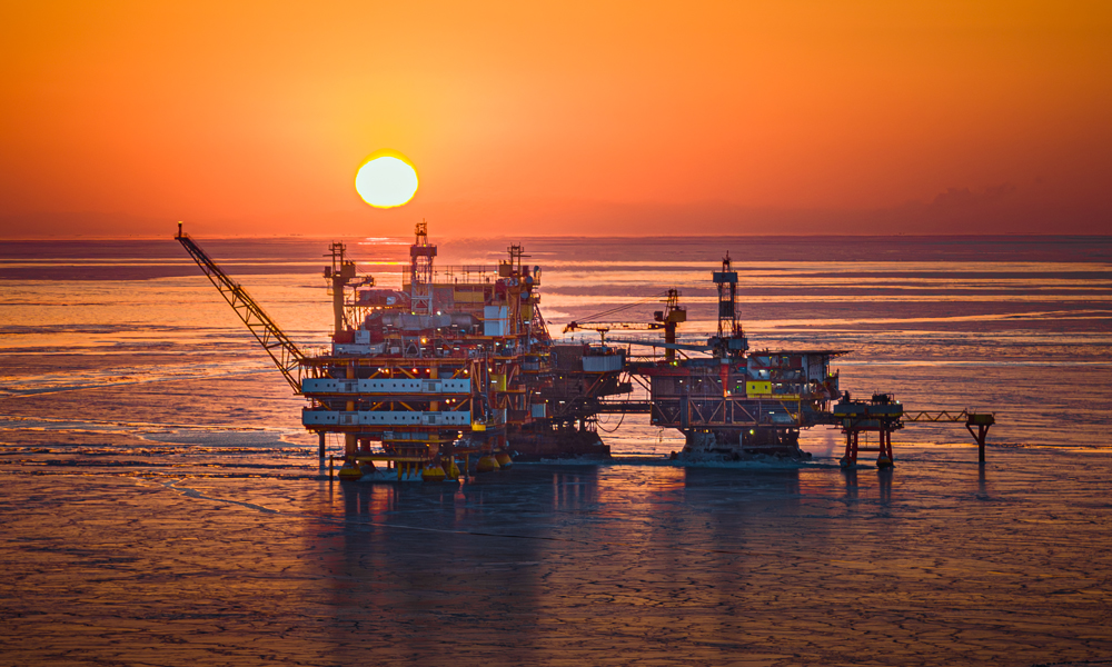 夕陽下的錦州9-3油田。