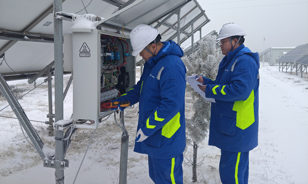 中國節(jié)能所屬太陽能公司大同電站運維人員在認真測量匯流箱支路電流，實時掌握各支路發(fā)電情況和發(fā)電效率。