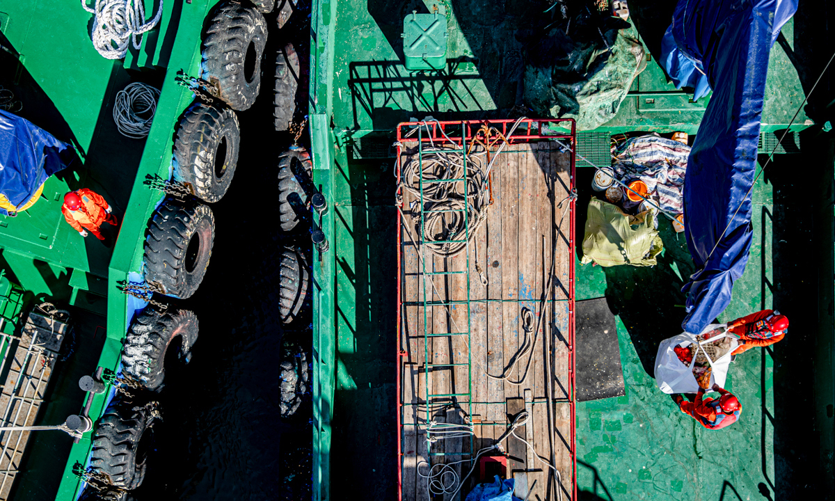 平臺孤懸海上，物資只能隨著每次換班一起送達。船到海上平臺后，工作人員正從船上卸下各種生活和工作補給。海況變幻莫測，接駁行程經(jīng)常會受潮水、臺風、雷雨等影響，大家都養(yǎng)成節(jié)儉習慣，盡量讓有限物資維持更久生活。