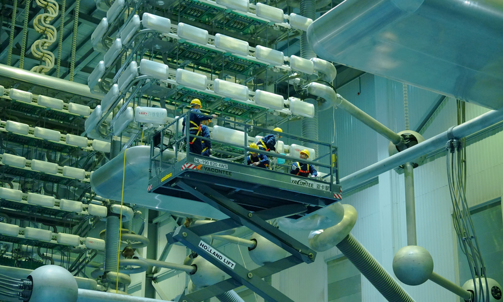 南方電網超高壓公司大理局檢修人員在極1高端閥廳使用升降車開展換流變套管斷復引工作。