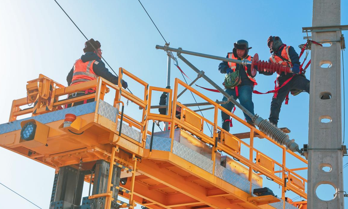 隨著春檢的開始，包神鐵路針對春季氣溫回暖伴有大風揚沙天氣，對到限腕臂進行了全面檢查和更換，確保鐵路設備運行安全穩定。圖為包神鐵路東勝站區供電工區工作人員更換腕臂。