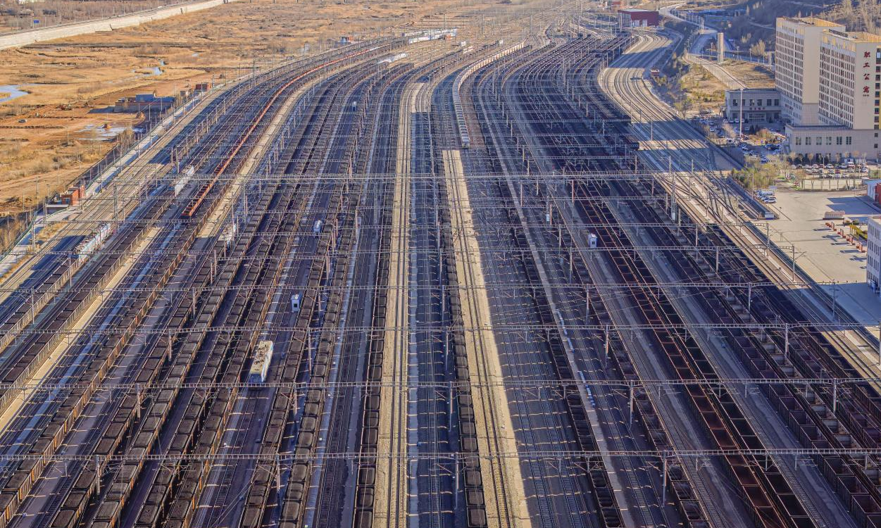 截至3月28日，包神鐵路累計安全開行萬噸重載列車突破10000列，達10696列，為能源保供提供優質動力。圖為包神鐵路神朔線朱蓋塔站場上整齊停放的萬噸列車隨時準備將煤炭送往各地。