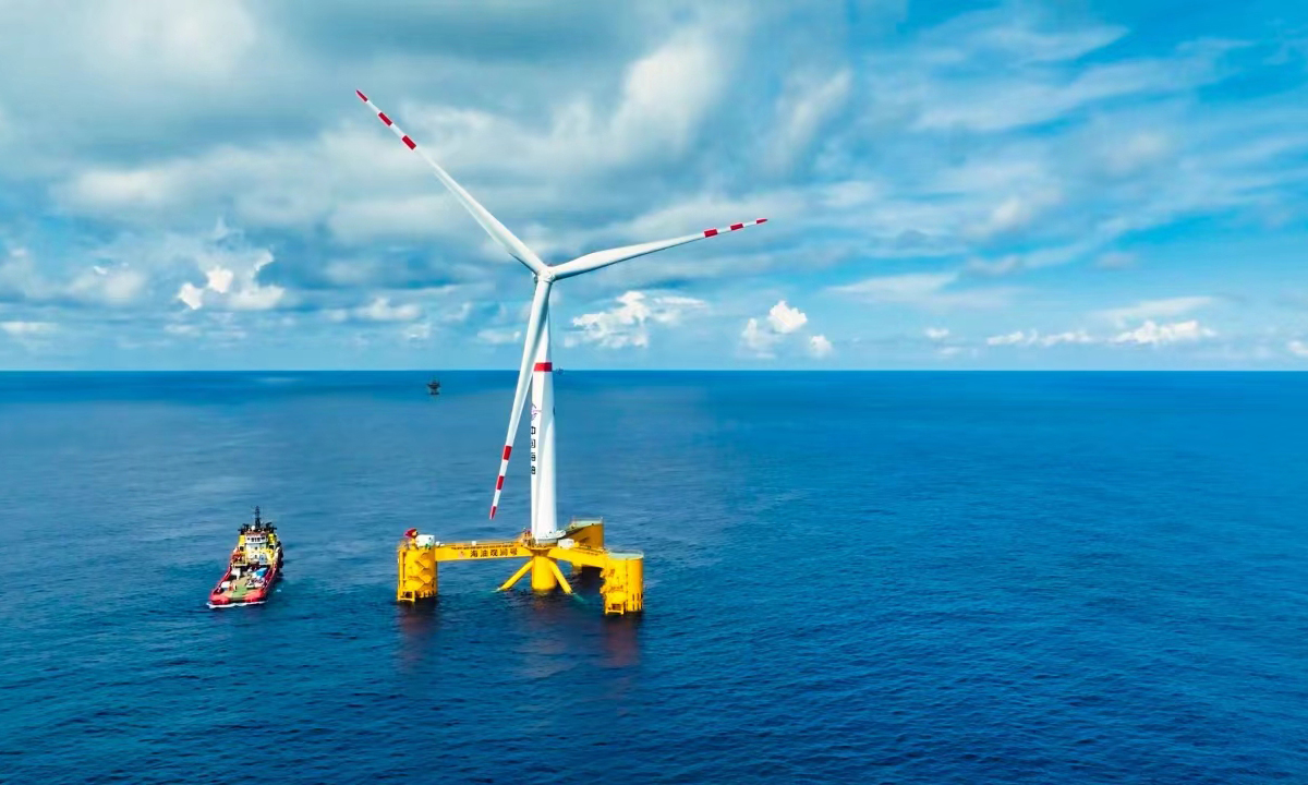 4月初，我國首座深遠海浮式風電平臺“海油觀瀾號”提前完成并網以來設定的2200萬千瓦時一年階段發電任務。圖為“海油觀瀾號”采用半潛式固定在海上。