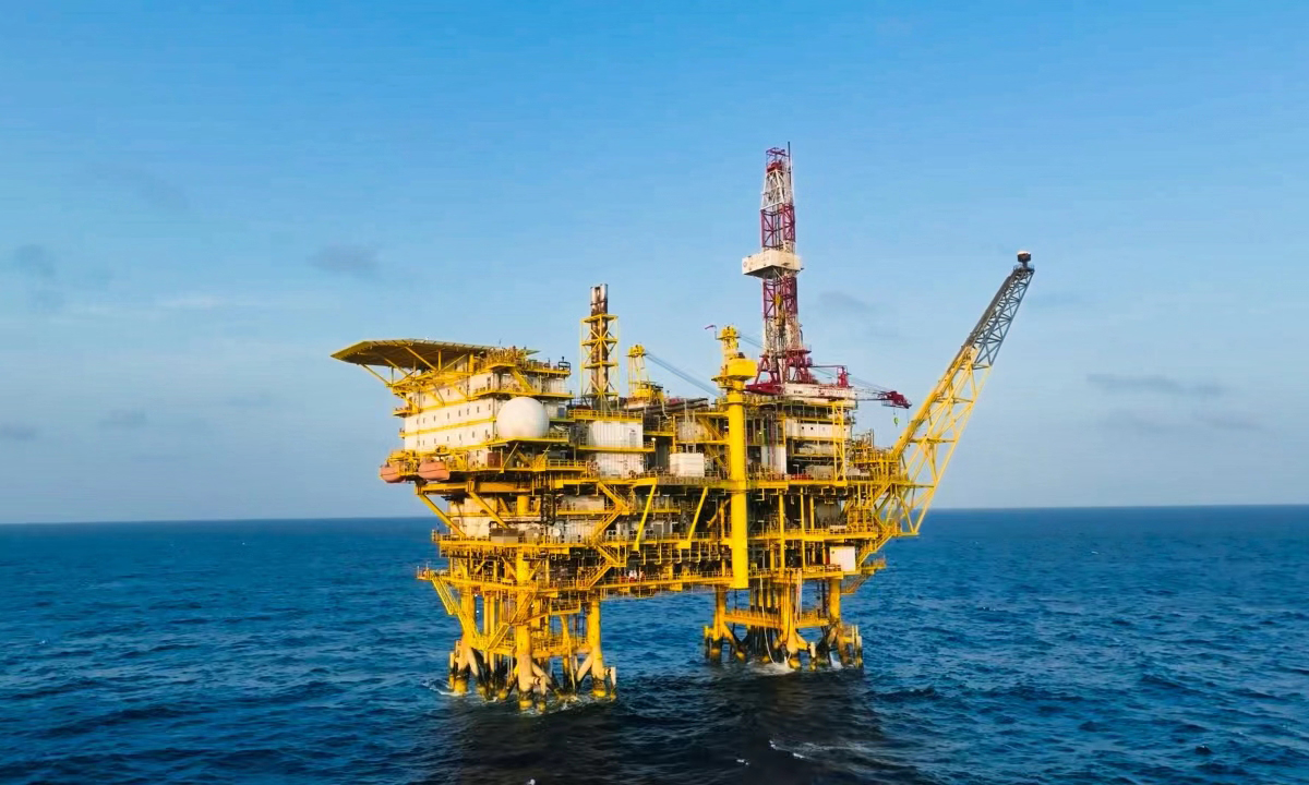 文昌油田群現已形成“風電+氣電+智慧電網”的一體化供電新模式，為探索油氣勘探開發與新能源融合發展提供了新路徑。圖為文昌13-6油田在“海油觀瀾號”發出的綠電下正常運行。