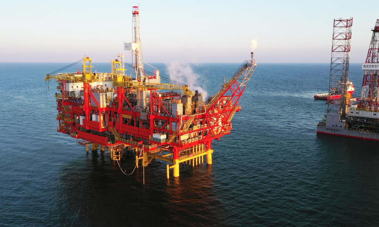 近日，旅大21-2油田累計熱采原油突破80萬噸，創我國海上稠油油田熱采累產原油新紀錄。圖為旅大21-2油田開展稠油熱采注熱作業。