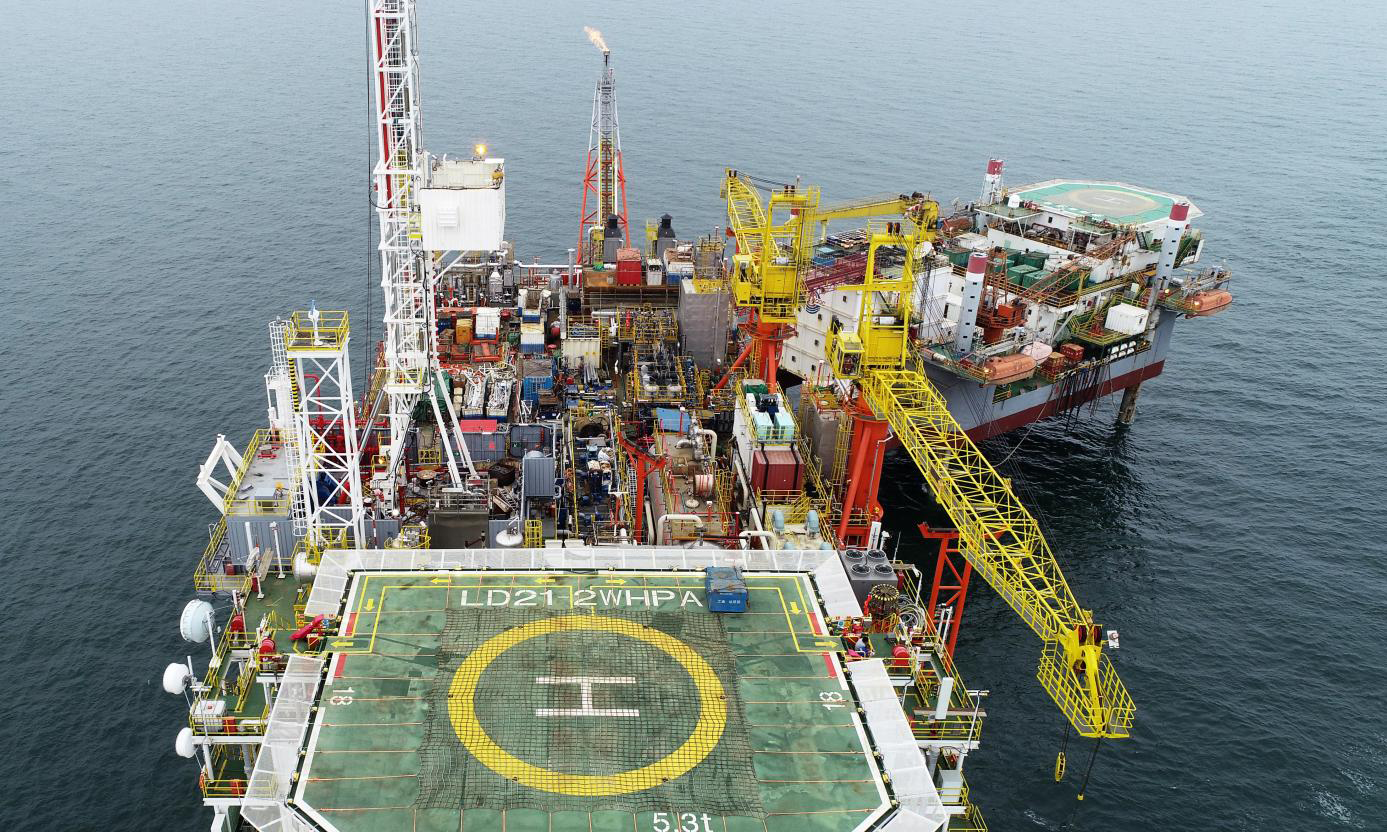 旅大21-2油田位于渤海遼東灣海域，油藏條件復雜，地層壓力高，原油黏度大，流動性差，常溫條件下外觀如同一塊“黑鐵”，冷采采收率低。同時受海上平臺空間小、作業成本高等因素限制，實現規模化經濟開發十分困難。圖為旅大21-1平臺注熱設備布置。