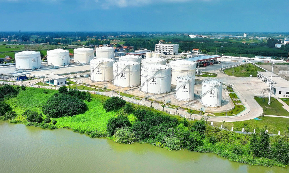 近年來，中國石化加快構(gòu)建清潔低碳安全高效能源體系，推動產(chǎn)業(yè)轉(zhuǎn)型升級，持續(xù)提升綠色低碳競爭力，以建設(shè)美麗石化的實際行動為美麗中國建設(shè)添彩加油。江蘇石油加快構(gòu)建多元綠色能源供應(yīng)體系，積極探索實踐節(jié)能降碳路徑，推進污染防治攻堅行動，全力打造綠色企業(yè)亮麗名片。圖為江蘇鹽城石油上崗油庫全景。