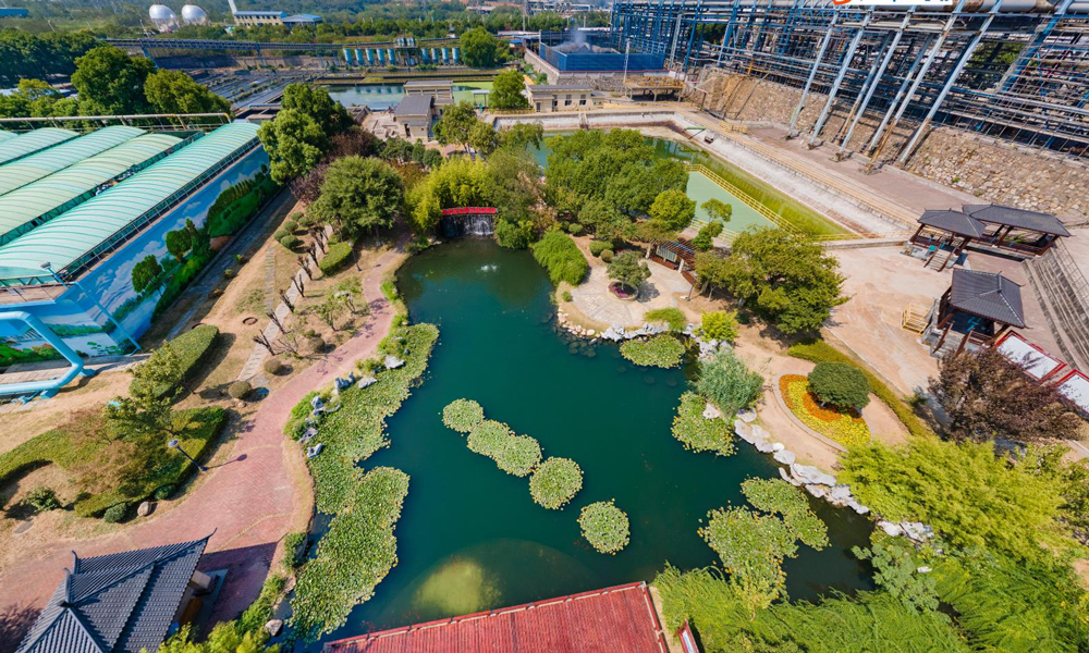 九江石化深入開展“油不落地、氣不上天、污不入土”行動，推動減污降碳協(xié)同增效，“十二五”以來累計完成污染防治和提標改造項目160個，進一步夯實綠色發(fā)展根基。圖為九江石化建成的斑鳩園水生態(tài)景區(qū)。