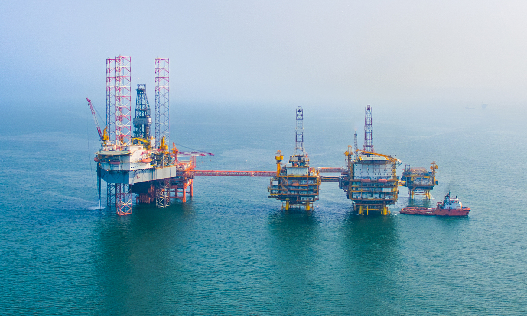 渤南油田群位于渤海南部海域，地質構造復雜、油藏類型多、勘探開發難度大。自1989年第一個油田投產以來，共建成14個在生產油氣田，累計探明石油地質儲量超10億噸。圖為渤南油田群渤中28-2南油田。