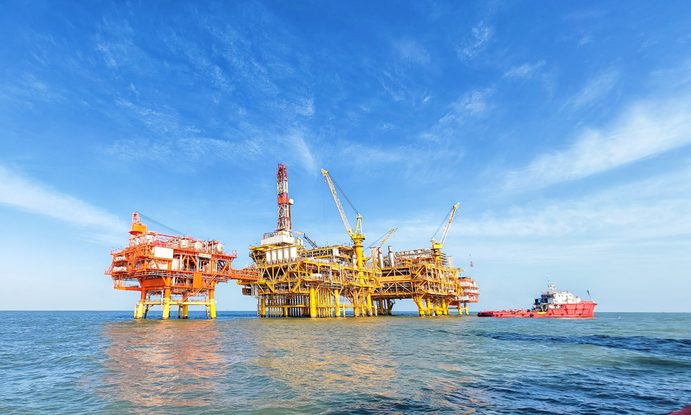 據了解，渤南油田群充分發揮區域一體化開發優勢，用不到2年的時間實現了墾利6-1油田的全面投產。2023年，渤南油田群油氣產量首次突破1000萬立方米，其中原油增量超200萬噸，占全國總增量的40%以上，成為我國重要的能源增長極。圖為渤南油田群所轄的墾利10-1油田。