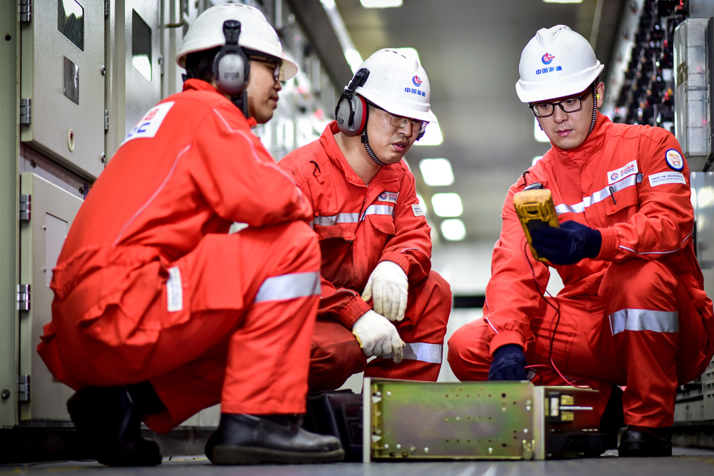 近日，渤海油田渤南油田群一線工作人員開展電氣設備檢修作業。