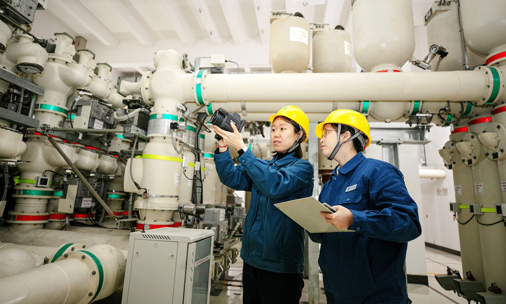 國家電網山東青島供電公司工作人員加強對供暖企業用電設備的安全巡視。