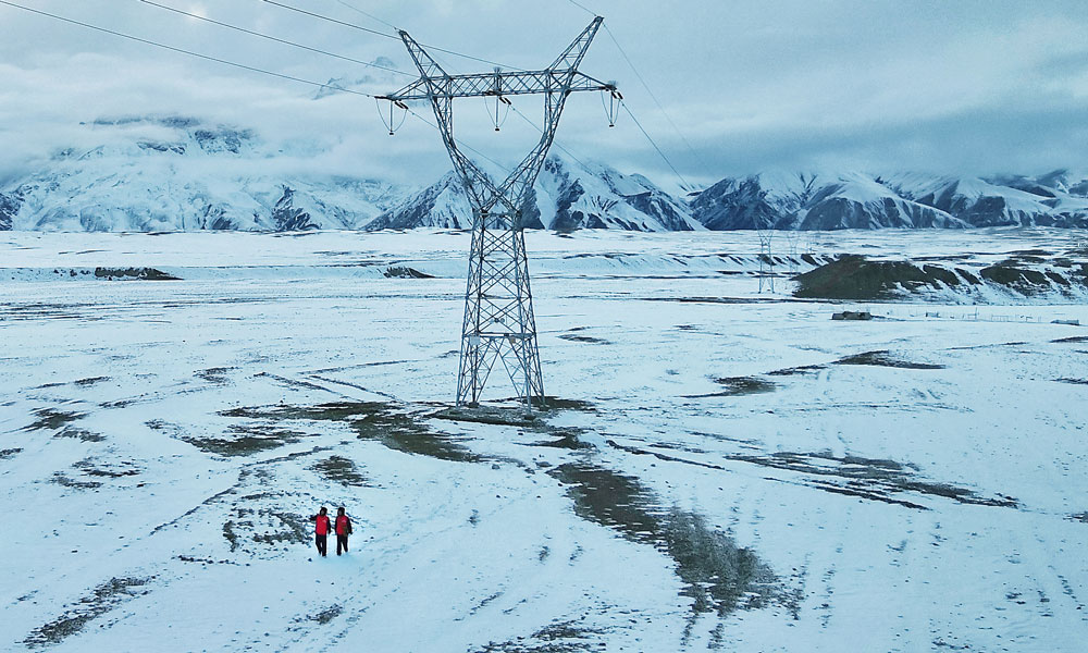 國家電網新疆喀什供電公司工作人員在海拔4500米的帕米爾高原巡視110千伏士達線。