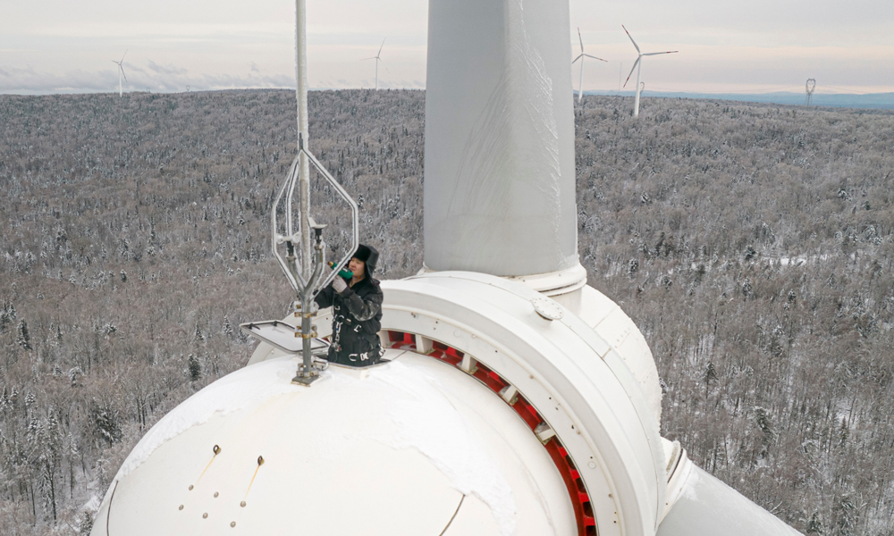 受今冬首場寒潮影響，我國大部分地區降溫明顯，北方多地迎來大風、雨雪天氣，能源需求迅速增加。中廣核位于北方的部分核電、新能源場站也迎來風雪寒潮天氣，為電力保供帶來挑戰，一線工作人員堅守崗位，全力“迎峰度冬”保供電。