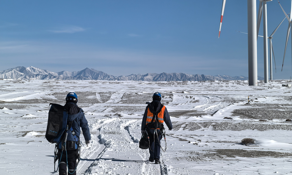 青海省海西州冷湖鎮冷湖廣竣50萬千瓦風電場遭遇極端寒潮天氣，氣溫驟降至零下21.4℃，強降雪致積雪最深處達50cm，中廣核青海冷湖廣竣風電場被白雪覆蓋，風電場運維人員迅速響應，場站緊急調配資源，開展線路巡檢與風機故障排查工作。