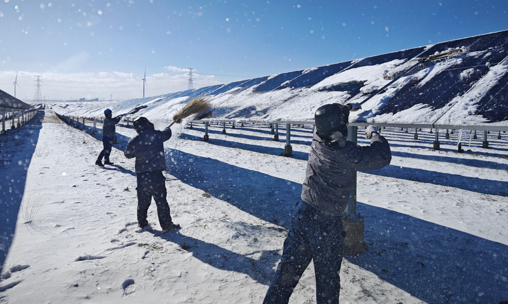 中廣核寧夏靈武馬家灘光伏電站遭受強降雪襲擊，道路與光伏組件積雪嚴重，給設備安全運行和發電帶來了極大的挑戰，電站迅速組織全員行動，頂風冒寒對光伏板展開全面清理，力保電站發電效率。