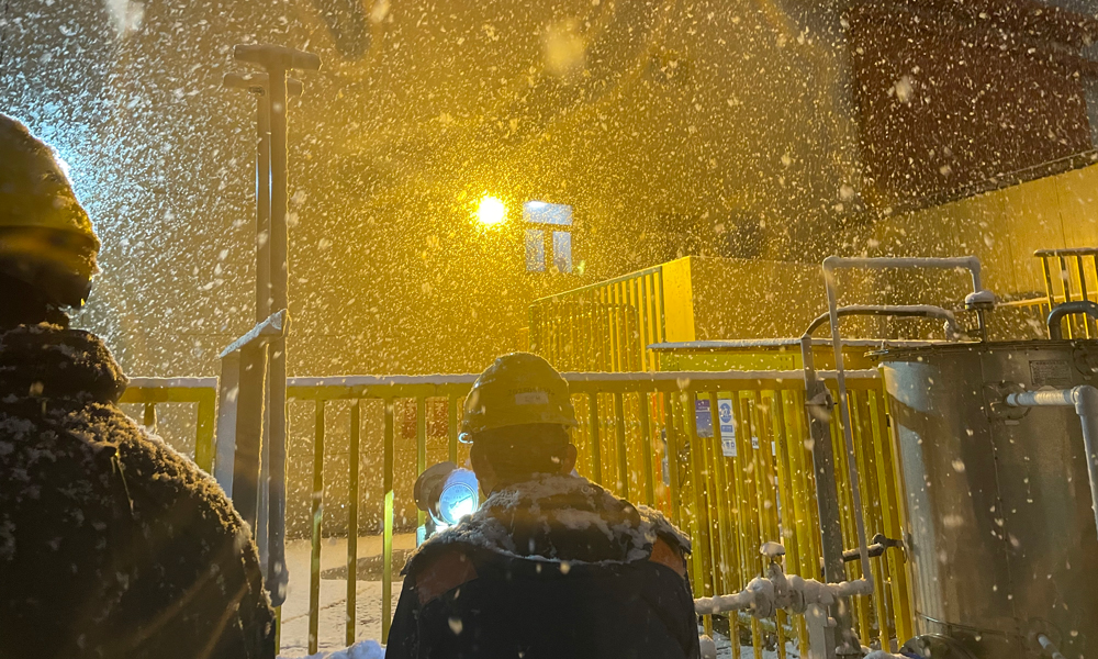 近日，遼寧紅沿河迎來今冬初雪。遼寧紅沿河核電有限公司提前部署各項迎峰度冬電力保障工作，做好低溫雨雪冰凍災害防范及應對。紅沿河核電電氣部安排專人24小時值守輸電線路智慧監測平臺，多名技術骨干對核電站外輸電線路展開全天特巡，定時通報導線在線溫度、覆冰厚度等情況，密切監控變化趨勢。