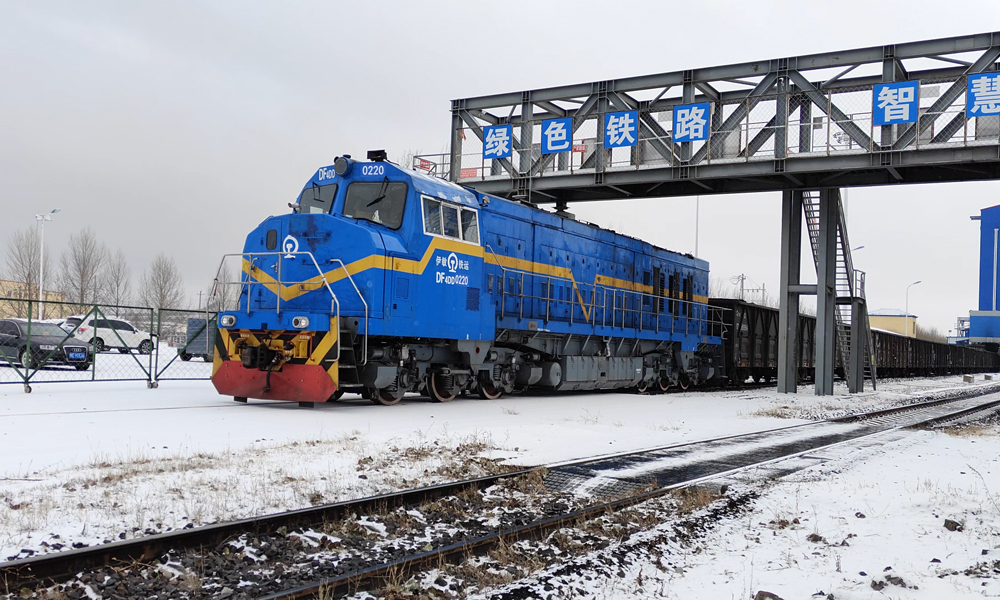 寒冬至，滿載烏金的列車隆隆穿越雪地。風雪交加中，能源運輸依然暢通無阻，中國華能伊旗下敏煤電公司工作人員堅守生產一線，保證煤炭外運安全穩定，確保極端天氣下供暖、供電正常運行，為民生用能提供堅實保障。