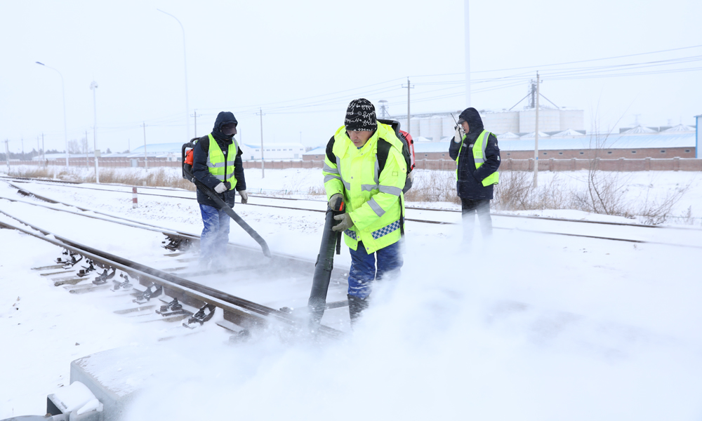 寒風瑞雪，天地蒼茫，伊敏露天礦煤炭生產不停歇。工作人員全力保供穩產，操縱著藍色半連續系統，機械臂高高舉起，一斗又一斗原煤產出，煤炭供應不斷。為使生產現場始終保持安全生產標準化，確保煤炭運輸安全，伊敏露天礦出動平路機，實時優化運輸道路，生產不停保障不斷，統籌做好生產現場管控工作。