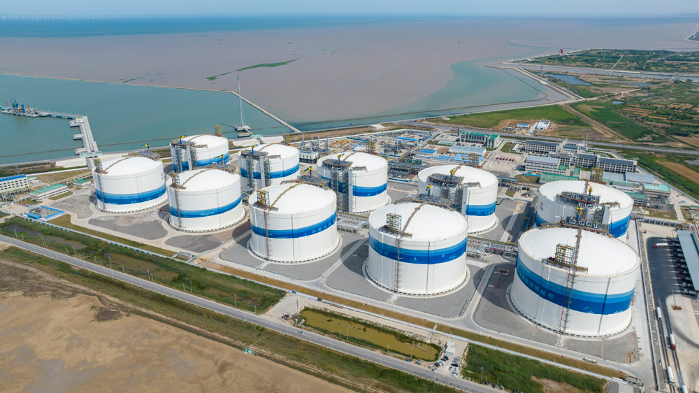 近期，寒潮來襲、氣溫驟降，我國規模最大的液化天然氣（LNG）儲備基地中國海油鹽城“綠能港”嚴陣以待，以穩定能源供給為華東地區天然氣保供提供有力保障。據了解，中國海油鹽城“綠能港”累計接卸LNG超550萬噸。