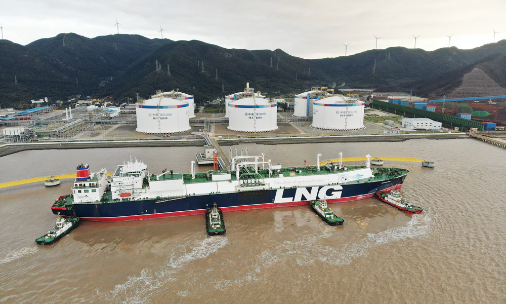 “青龍”號LNG船如期抵達中國海油寧波“綠能港”接收站，滿載著6萬余噸LNG靠泊接收站碼頭，為天然氣安全保供夯實基礎。 