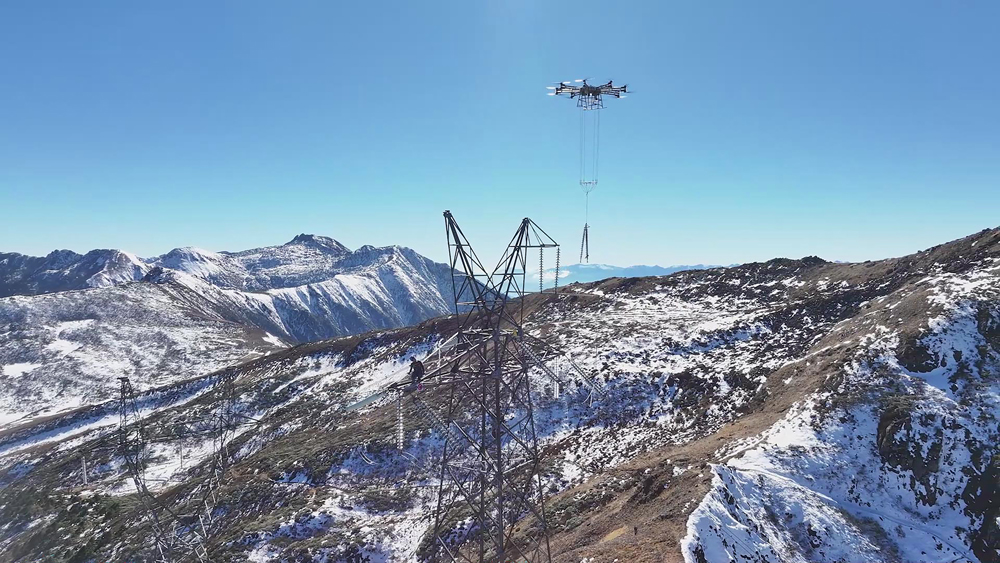 220千伏蘭福線巡檢期間，南方電網云南怒江供電局輸電管理所工作人員在碧羅雪山開展多旋翼重載無人機運輸電網線路設備試驗。