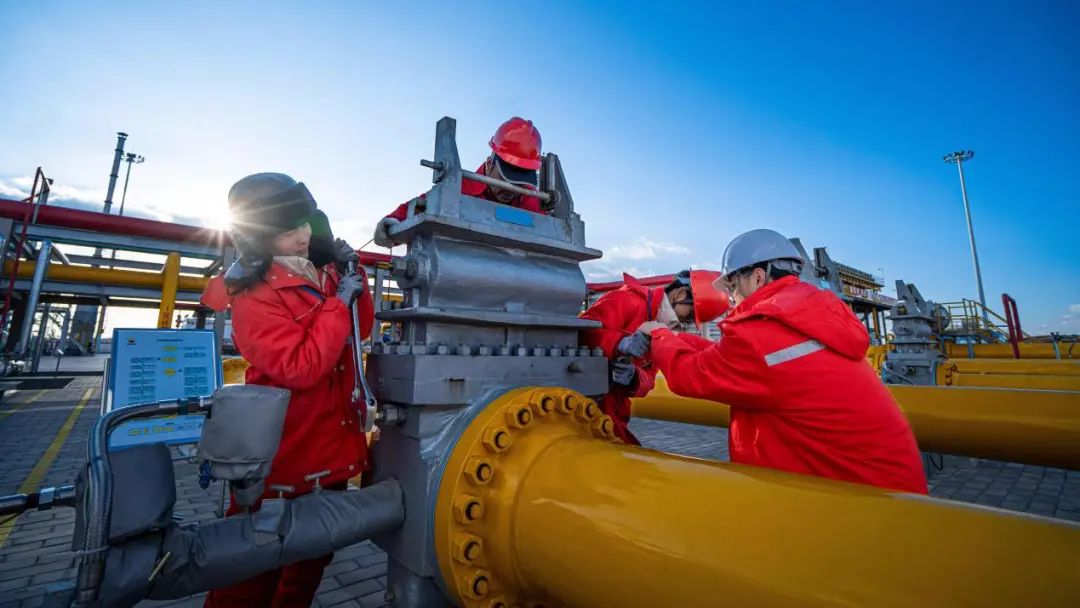 作為國內最大的天然氣生產供應企業，中國石油全產業鏈“攢勁”，各大主力氣區加大增產增供力度，堅決打好供暖季天然氣保供“主動仗”，保障人民群眾溫暖過冬。當前，長慶油田正全力為50多個大中城市、近4億人奮力輸送“福氣”，長慶油田500口調峰井和72臺加熱爐“備戰備需”。積極優化儲氣庫注采時間，目前，儲氣庫日增產天然氣1000萬立方米以上，最大調峰產量可達1330萬立方米/天。同時，慶陽氣田和青石峁氣田兩個新區也齊發力，日產氣量同比去年分別增加約60萬立方米和65萬立方米。