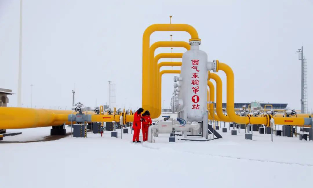 塔里木油田產、供、儲、銷各環節齊發力，堅決扛起西氣東輸主力氣源地和南疆首要氣源地職責使命，讓新增氣源快“上陣”，已投產氣井超40口，為冬供注入了新的“血液”。今冬明春，還將有20多口新井陸續投產，加入到冬供“流量大軍”中貢獻產能。牙哈、柯克亞儲氣庫“開倉放糧”，最高日沖“峰”保供能力達到570萬立方米?？死⒉┳?、大北等19座大中型主力氣田全力提升天然氣生產能力。其中，我國最大超深凝析氣開發生產基地博大采油氣管理區天然氣年產量突破百億立方米大關。