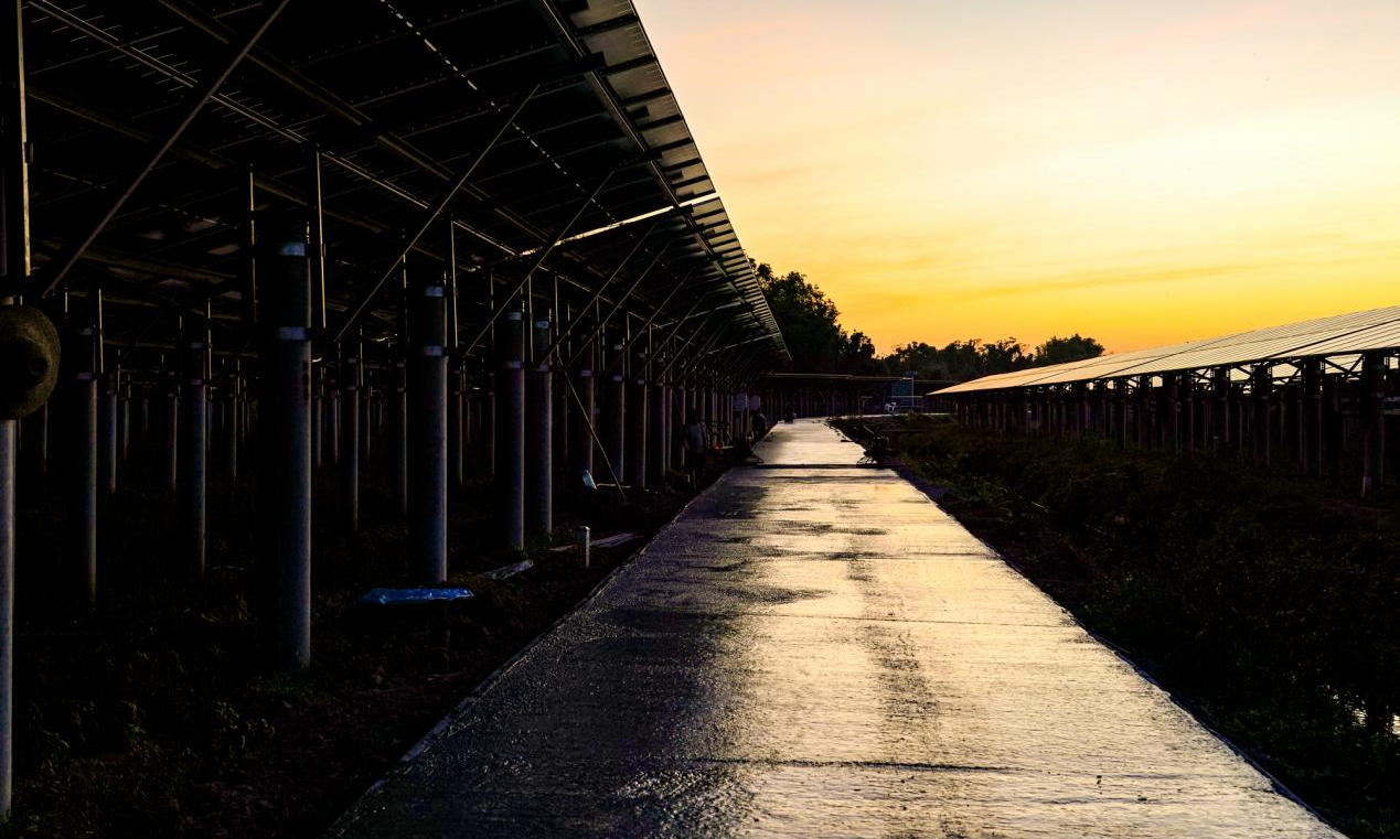 近日，國家能源集團(tuán)海南公司澄邁縣塘北村光伏產(chǎn)業(yè)振興項目正在進(jìn)行最后的道路澆筑，初步計算，僅通過租賃農(nóng)戶屋頂和電費(fèi)讓利，每年可為安裝光伏的農(nóng)戶增加收入約1800元。25年運(yùn)營期內(nèi)，可為該村增加收入約2000萬元，同時還能帶動部分村民就業(yè)，有效提升村集體經(jīng)濟(jì)收入，提高農(nóng)民收入水平。