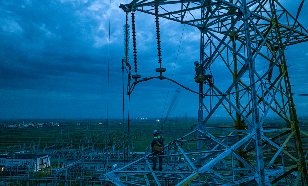 9月7日，南方電網廣東電網能源發展公司對湛江220千伏線路更換受損絕緣子。