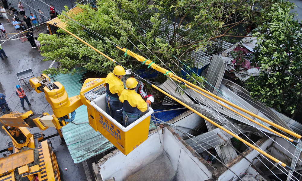 9月7日，南方電網廣東湛江供電局對10千伏線路開展搶修。