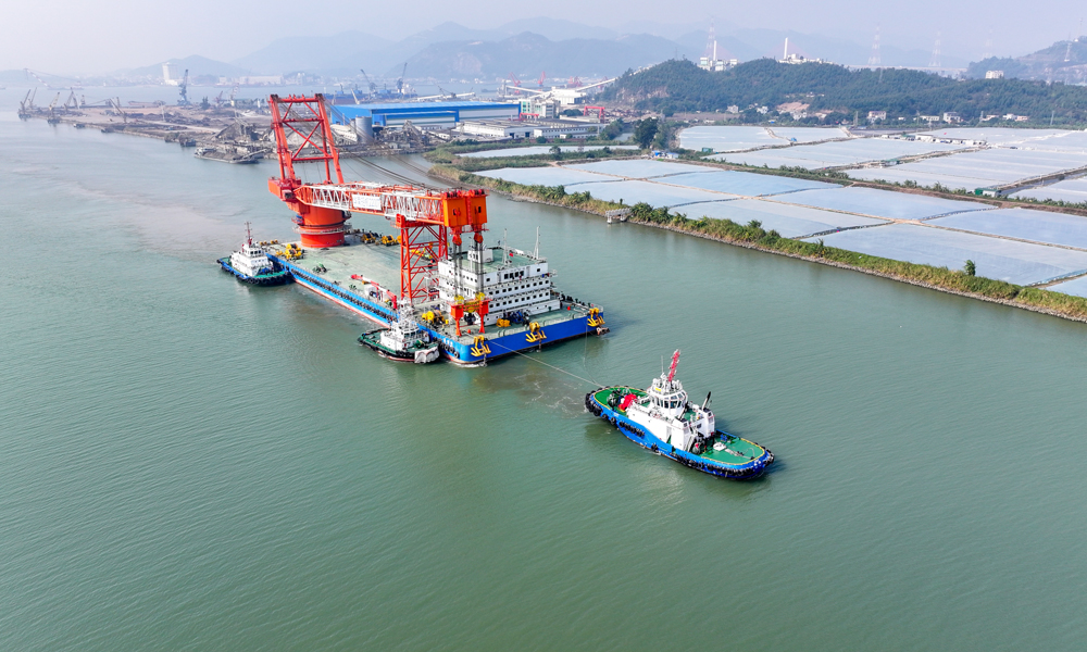 近日，由中交集團所屬四航局建造的華南地區最大全回轉起重船——2200噸全回轉起重船順利交付。