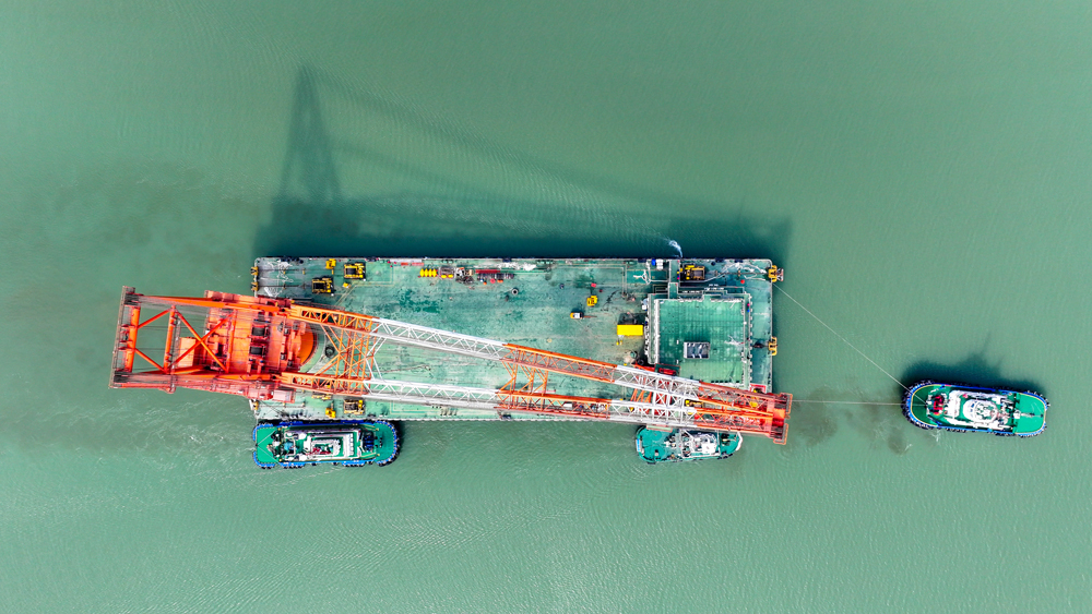 該船船長128米，型寬40米，型深8.6米，設計吃水深度4.8米。船上裝備了6點錨泊定位系統和一臺2200噸全回轉重型起重機，其最大作業回轉半徑為80米，最大起升高度可達甲板面以上115米，是目前華南地區同類產品中起吊能力最強、回轉半徑和起升高度最大的船型。