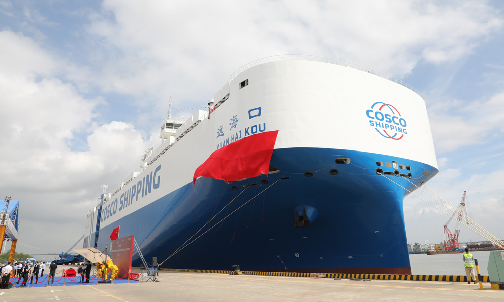 近日，我國(guó)汽車出海運(yùn)輸船船隊(duì)再添新成員——由中國(guó)遠(yuǎn)洋海運(yùn)旗下廣州遠(yuǎn)海汽車船運(yùn)輸有限公司投資、中船集團(tuán)廣船國(guó)際建造的全國(guó)最大光伏能源+LNG雙燃料汽車運(yùn)輸船“遠(yuǎn)海口”輪，在廣州南沙正式命名并交付首航。該船首航搭載約4000臺(tái)中國(guó)品牌的車輛，其中九成以上為新能源汽車，駛向希臘、土耳其、意大利、突尼斯等“一帶一路”共建國(guó)家。