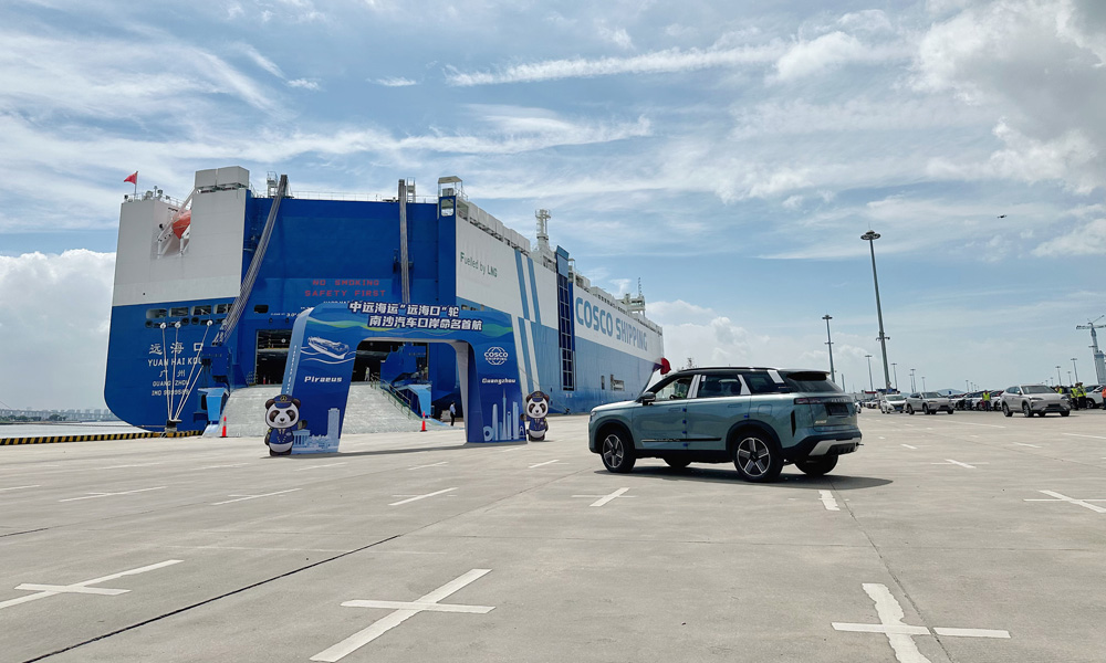 新能源汽車是我國(guó)外貿(mào)“新三樣”之一。中遠(yuǎn)海運(yùn)積極打造綠色高效的汽車船隊(duì)，先后合作訂造了一批大型LNG雙燃料汽車船。隨著“遠(yuǎn)海口”輪的交付，中遠(yuǎn)海運(yùn)汽車船隊(duì)規(guī)模擴(kuò)充至20艘，航線遍布中國(guó)至波斯灣、歐洲等區(qū)域，保障了我國(guó)汽車供應(yīng)鏈的順暢運(yùn)轉(zhuǎn)。2024年，中遠(yuǎn)海運(yùn)承運(yùn)發(fā)往“一帶一路”沿線國(guó)家的汽車貨量超過(guò)16萬(wàn)臺(tái)，2025年1—4月，承運(yùn)“一帶一路”貨量68604臺(tái)，同比增長(zhǎng)110.14%。