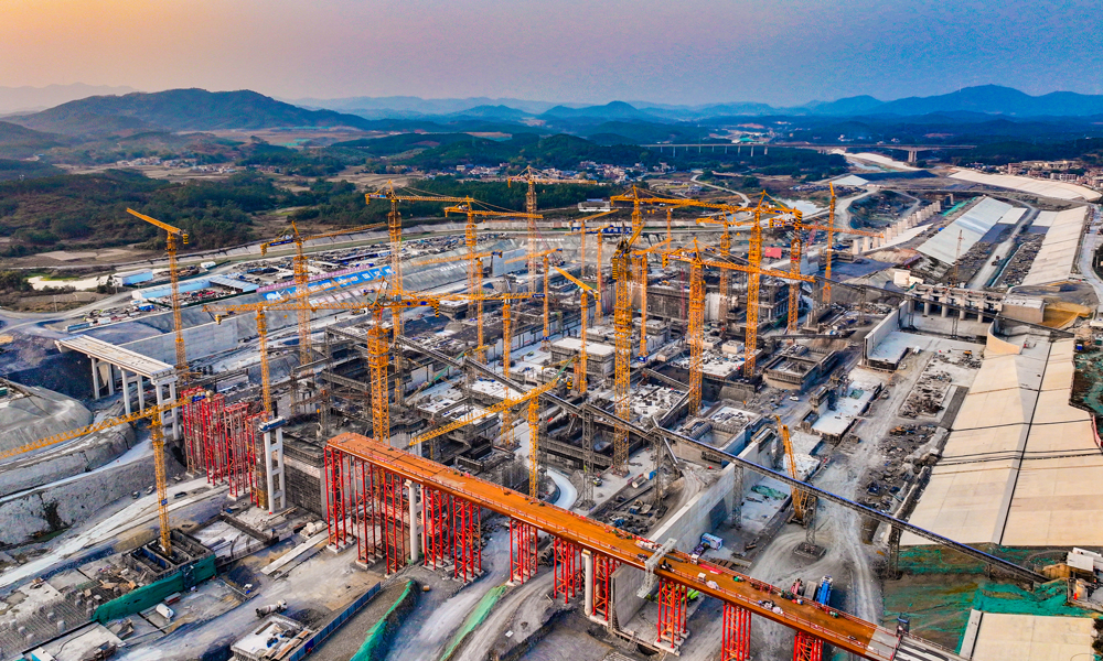 近日，由中交集團所屬一航局承建的廣西平陸運河企石樞紐左線16號底板路面澆筑完畢，標志著第三階段道路轉換工作全部完成。